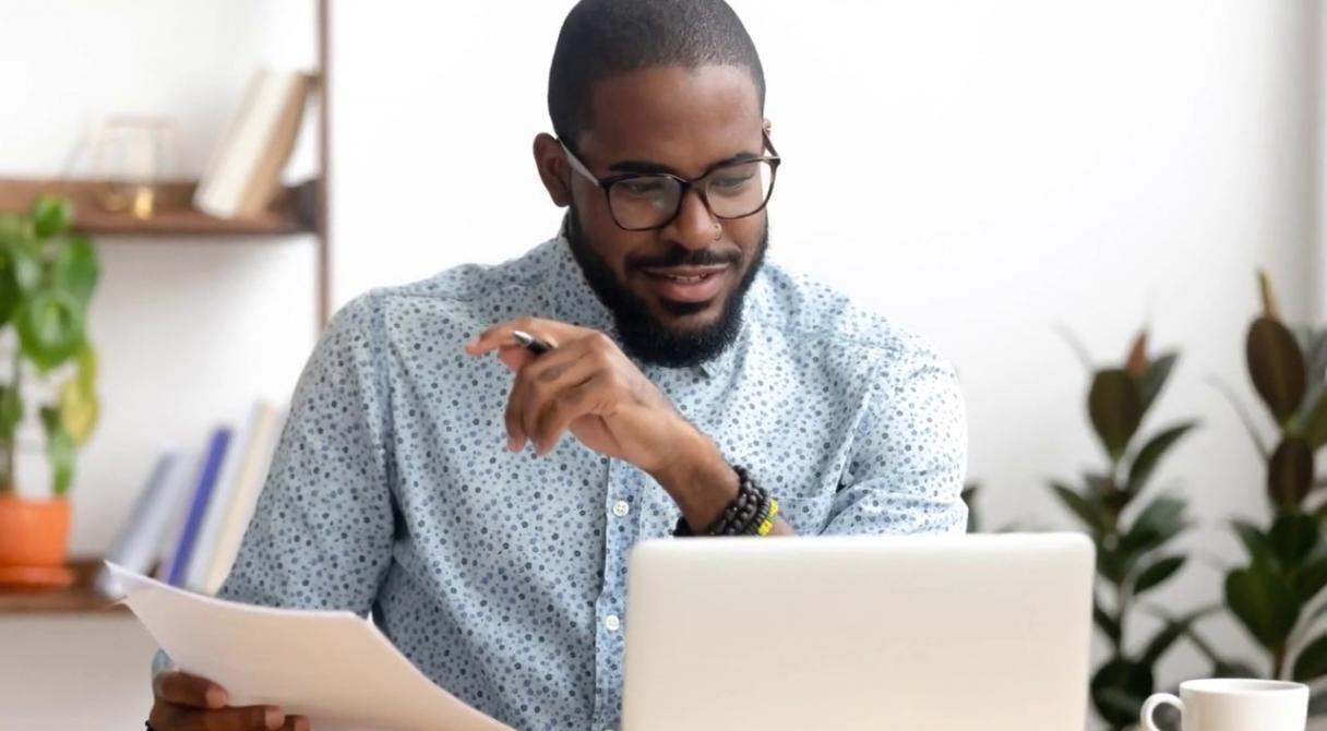 Studente impegnato in una sessione di apprendimento online sul decision making