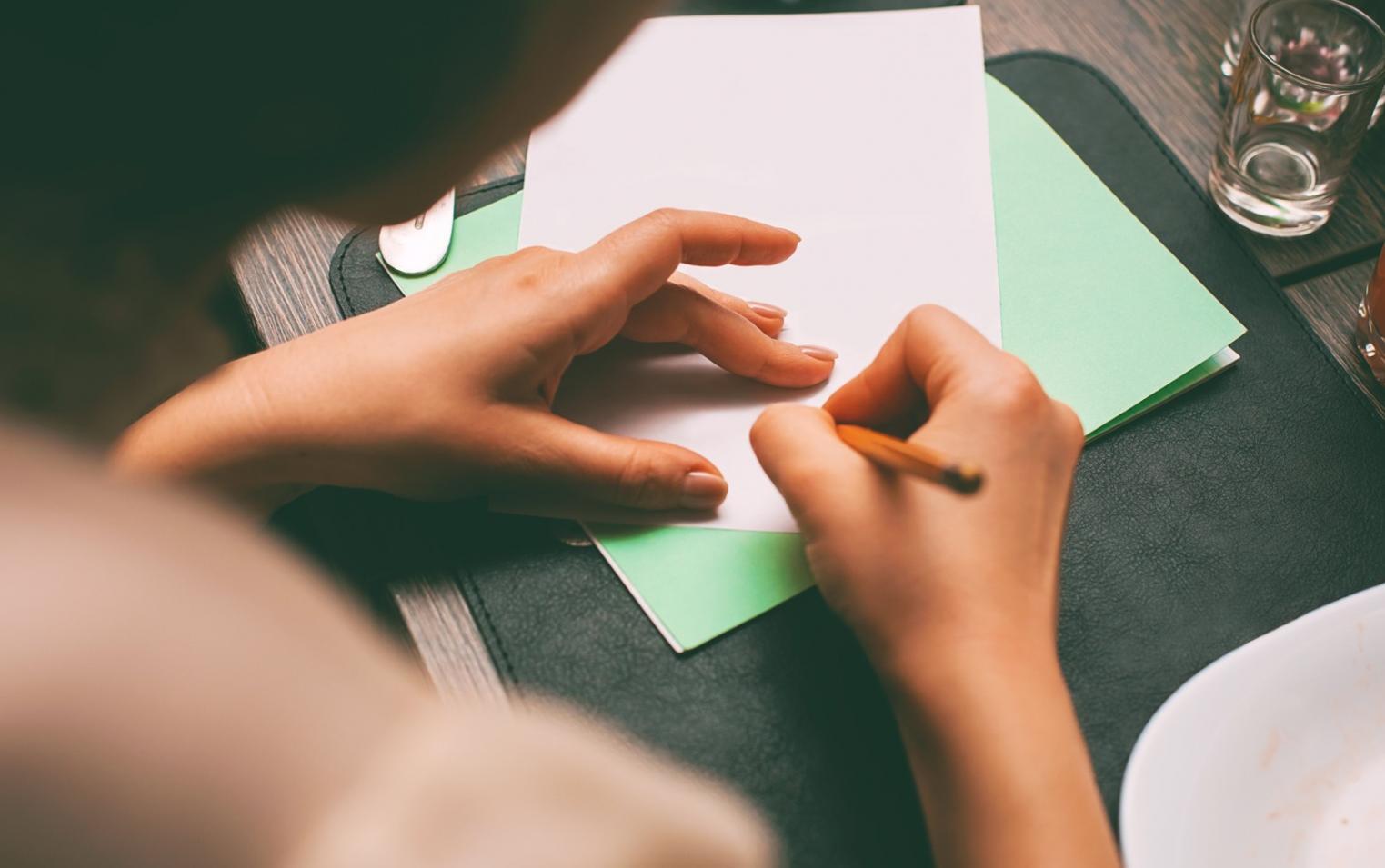 Professionista che analizza opzioni strategiche usando framework decisionale