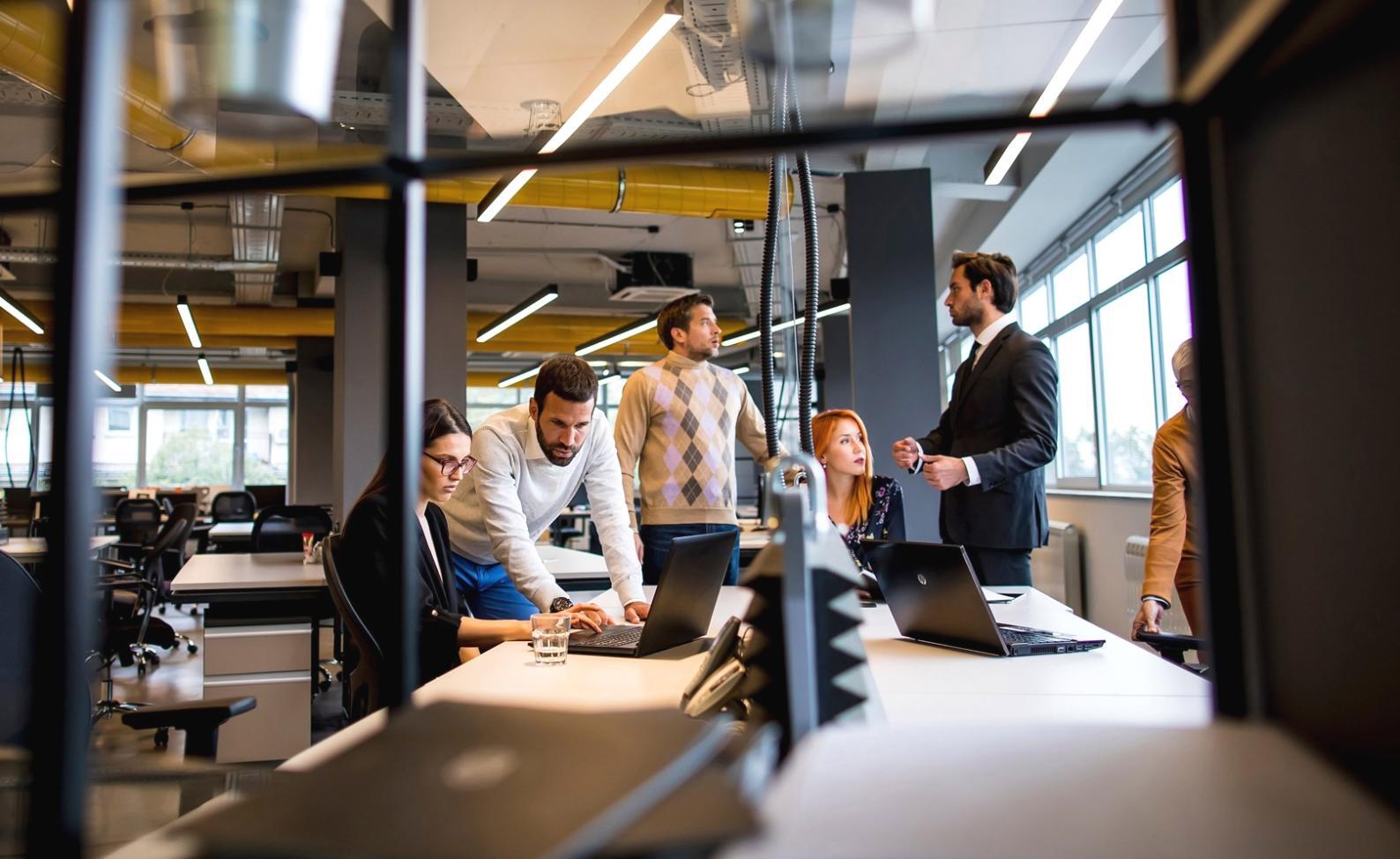 Team che collabora su processo decisionale complesso