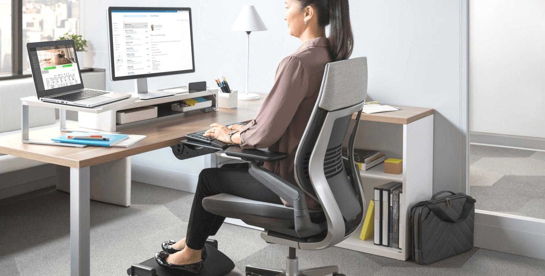 Ambiente di apprendimento online con studente che segue masterclass su processo decisionale