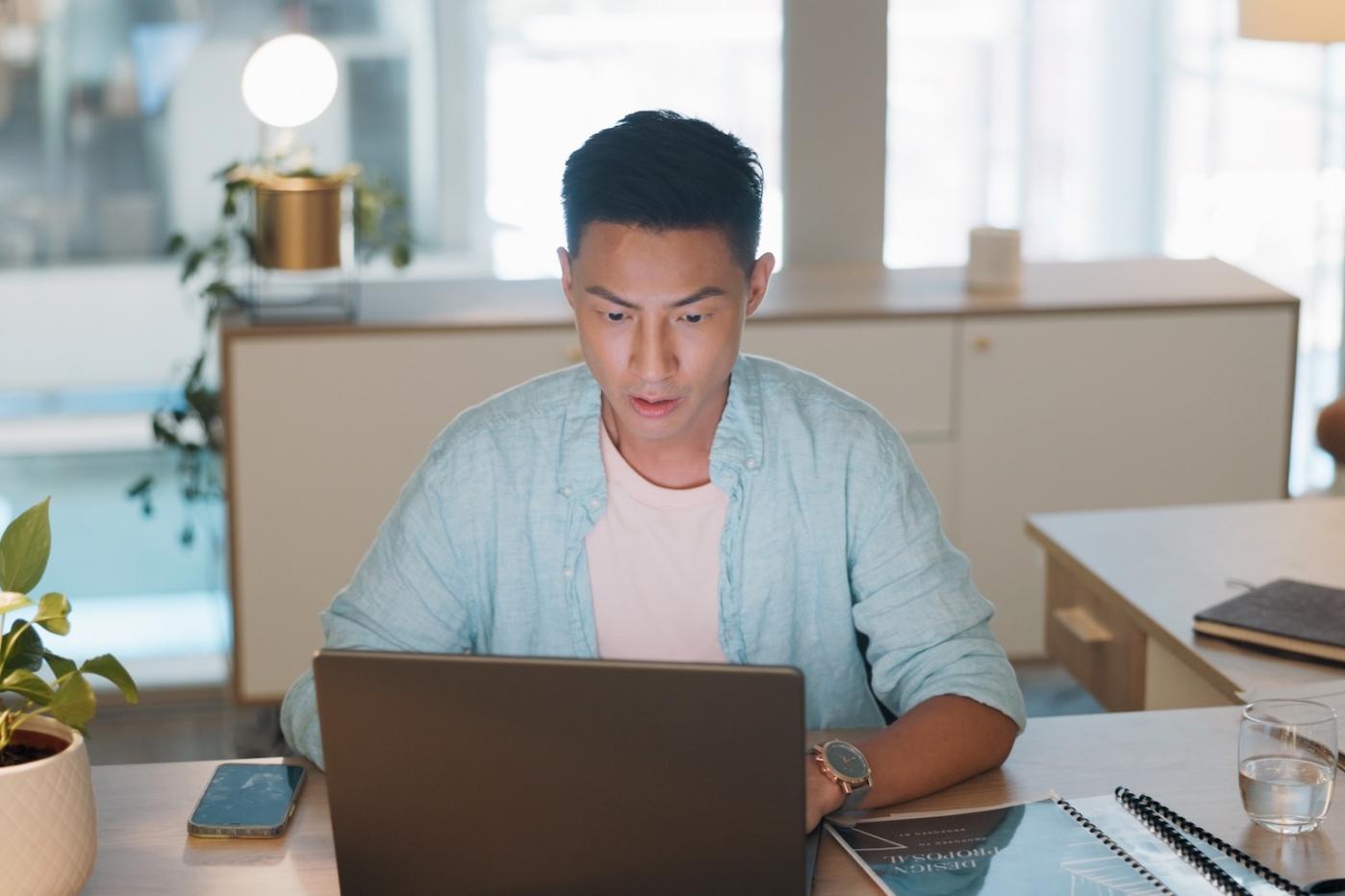 Istruttore che guida attraverso framework di decision making applicato